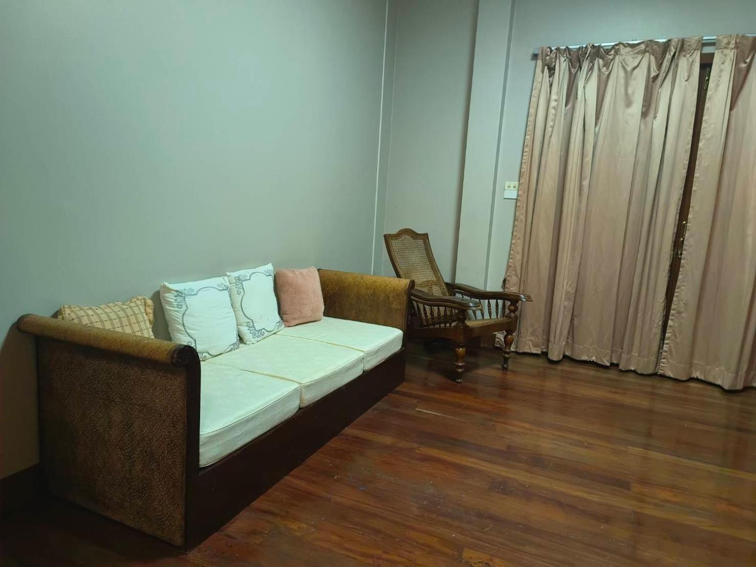 Baan Tanwa - MRT Ratchadapisek Hotel Bangkok Bagian luar foto